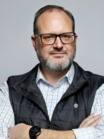 Short haired man in glasses and vest